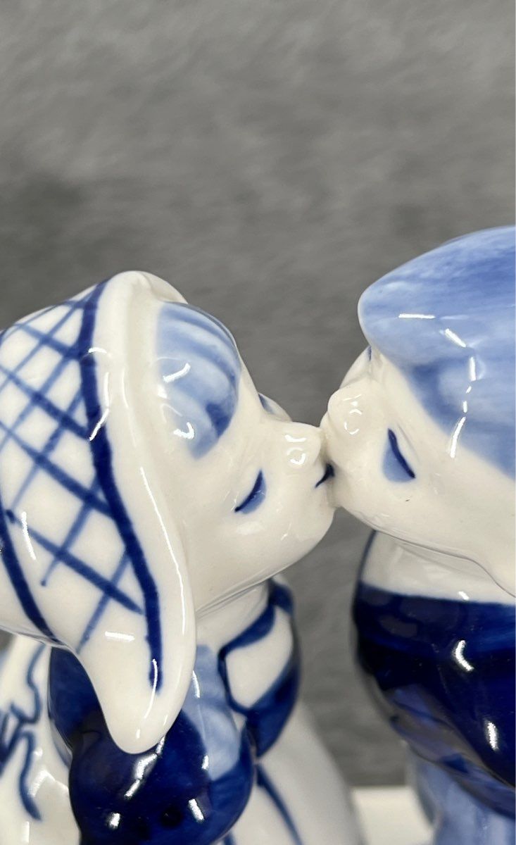 Vtg Hand Painted Porcelain Delft's Dutch Boy & Girl Kissing Figurine-Holland