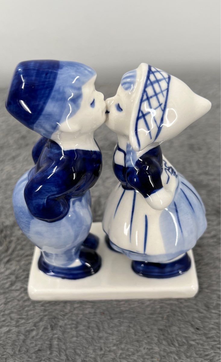 Vtg Hand Painted Porcelain Delft's Dutch Boy & Girl Kissing Figurine-Holland
