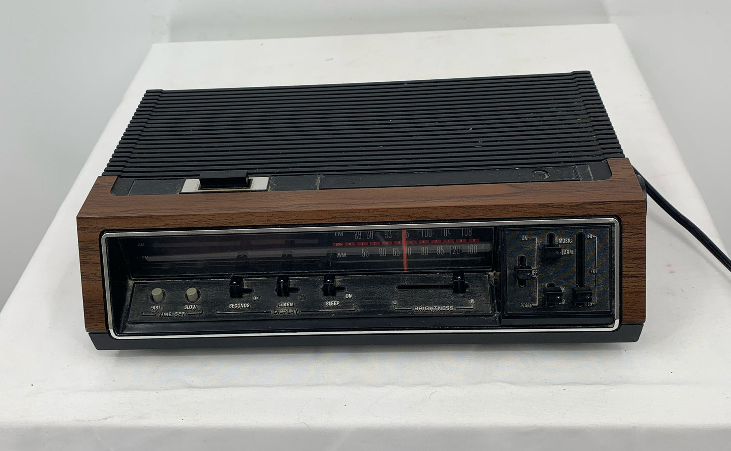 Vintage General Electric AM/FM Alarm Clock Radio Model No. 7 4670D Tested